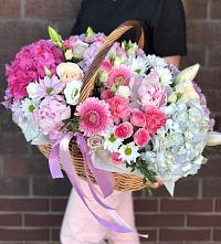 Композиция солнечный день в Лычково Цветочная композиция из Розы, Хризантемы, Пионы и Лизиантусы в корзине в Лычково