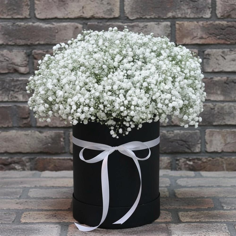 Цветочная композиция из Гипсофила в шляпной коробке в Лычково