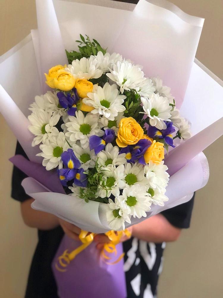 Букет цветов из: Ирисы, Хризантемы и Розы в Лычково