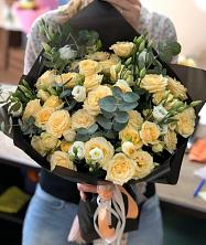 Букет птица счастья в Лычково Букет цветов из: Розы и Лизиантусы в Лычково
