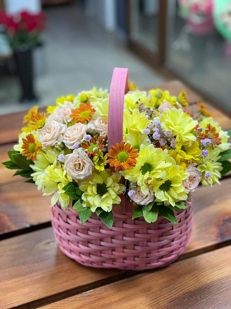 Цветочная композиция из Хризантемы и Розы в корзине в Лычково