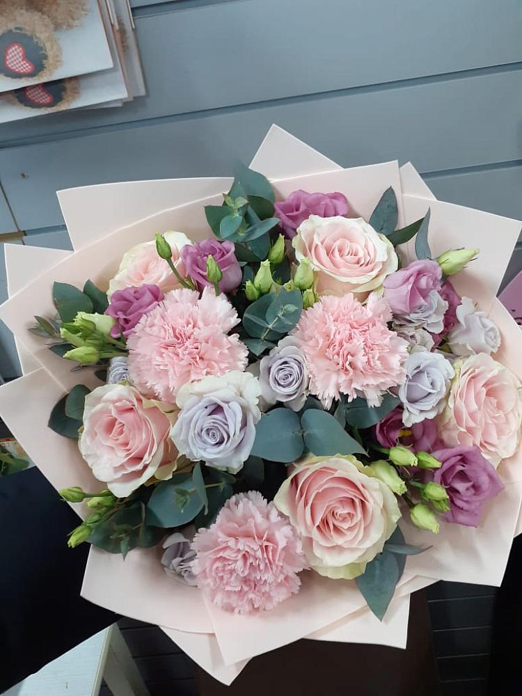 Букет цветов из: Розы, Гвоздики и Лизиантусы в Лычково